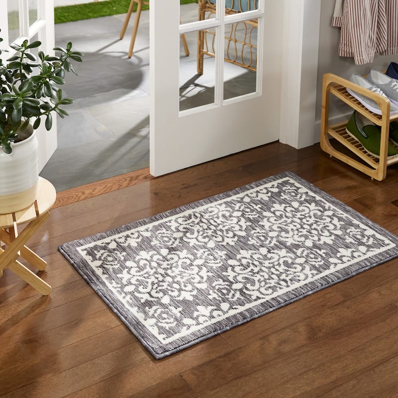 TOWN & COUNTRY EVERYDAY Walker Damask Medallion Everwash Washable Multi-Use Non-Slip Backing Decorative Rug - 24"x40" - Grey
