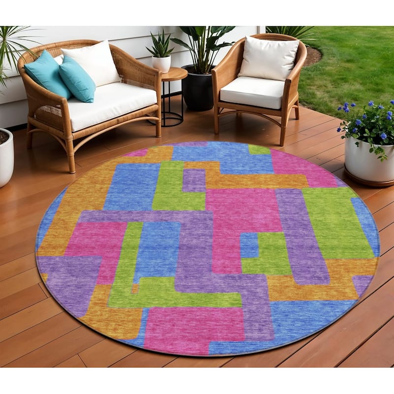 HomeRoots Abstract Transitional Rectangle Outdoor Rug - 8' Round