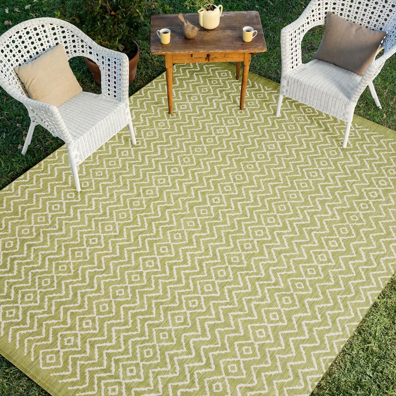 Alexander Home Cleo Indoor/ Outdoor Chevron Tribal Area Rug - 2'7" x 4'5" - Green/Ivory