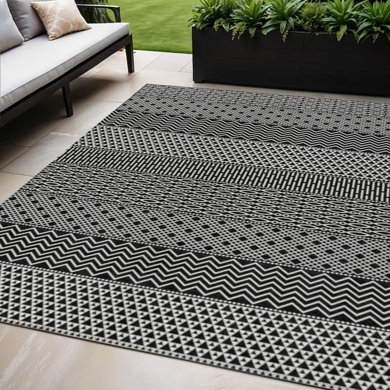 HomeRoots Chevron Modern Rectangle Outdoor Rug - 5' X 8'
