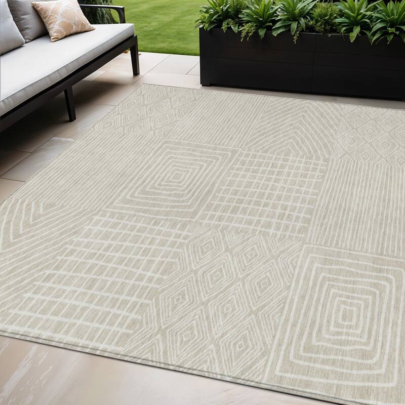 HomeRoots Geometric Transitional Rectangle Outdoor Rug - 5' X 8'