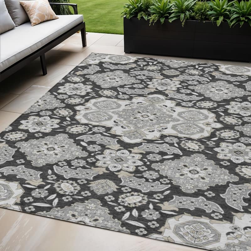 HomeRoots Medallion Traditional Rectangle Outdoor Rug - 5' X 8'