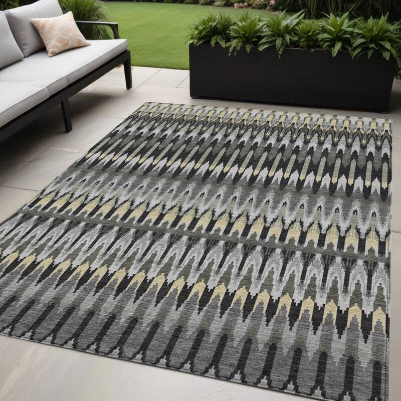 HomeRoots Southwestern Transitional Rectangle Outdoor Rug - 5' X 8'