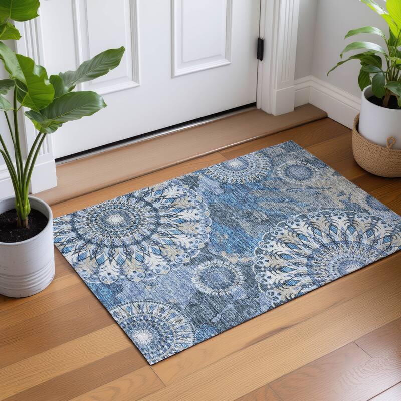 Machine Washable Indoor/ Outdoor Traditional Pinwheel Chantille Rug