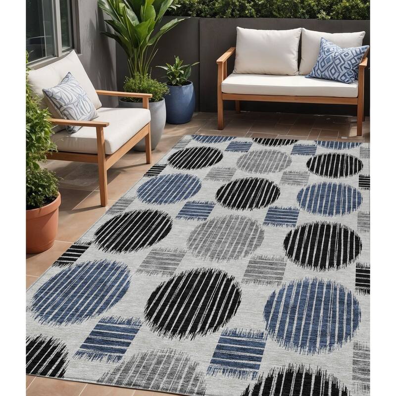HomeRoots Geometric Transitional Rectangle Outdoor Rug - 5' X 8'