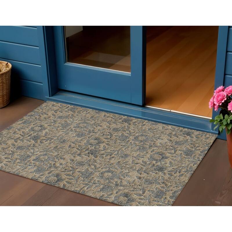 HomeRoots Floral Transitional Rectangle Outdoor Rug - 3' x 5'
