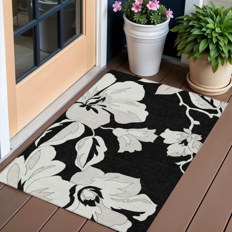 HomeRoots Floral Transitional Rectangle Outdoor Rug - 3' x 5'