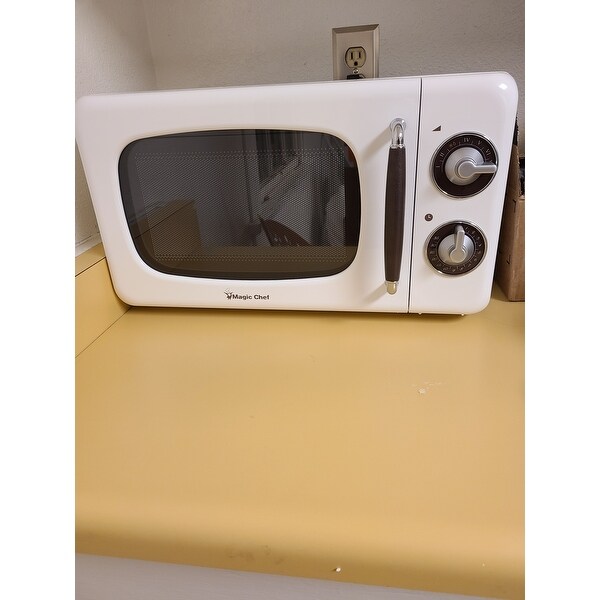 Magic Chef 0.7-Cu. Ft. 700W Retro Countertop Microwave Oven in Mint Green -  Bed Bath & Beyond - 28764471