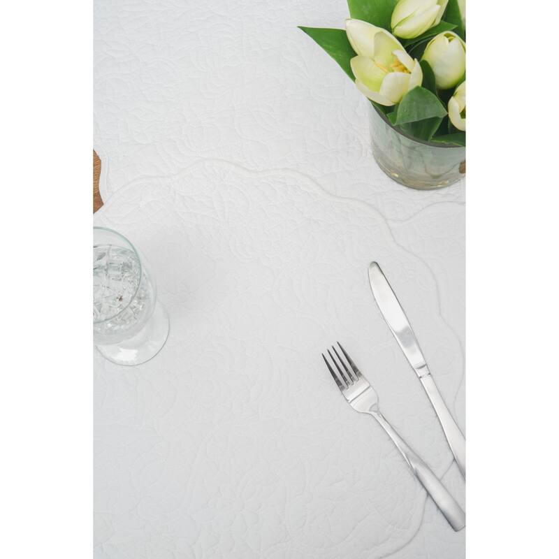 Christiana White Reversible Machine Washable Round Scallop Quilt Placemats Set of 6