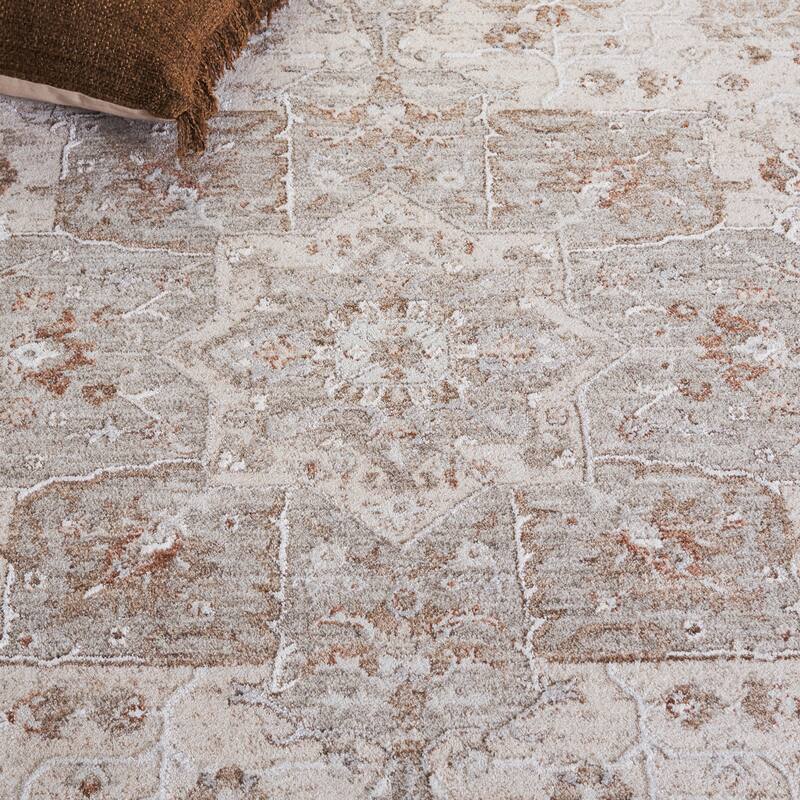 SAFAVIEH Kendal Yuriko Traditional Rug