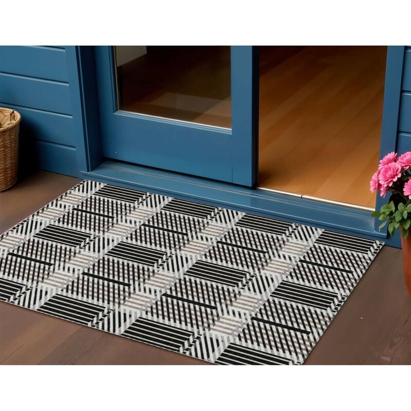 HomeRoots Plaid Transitional Rectangle Outdoor Rug - 3' x 5'