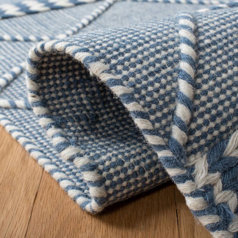 SAFAVIEH Handmade Casablanca Caty Moroccan Wool Tassel Rug