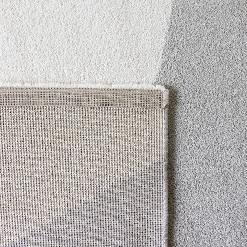 Carson Carrington Iskallebol Geometric Area Rug