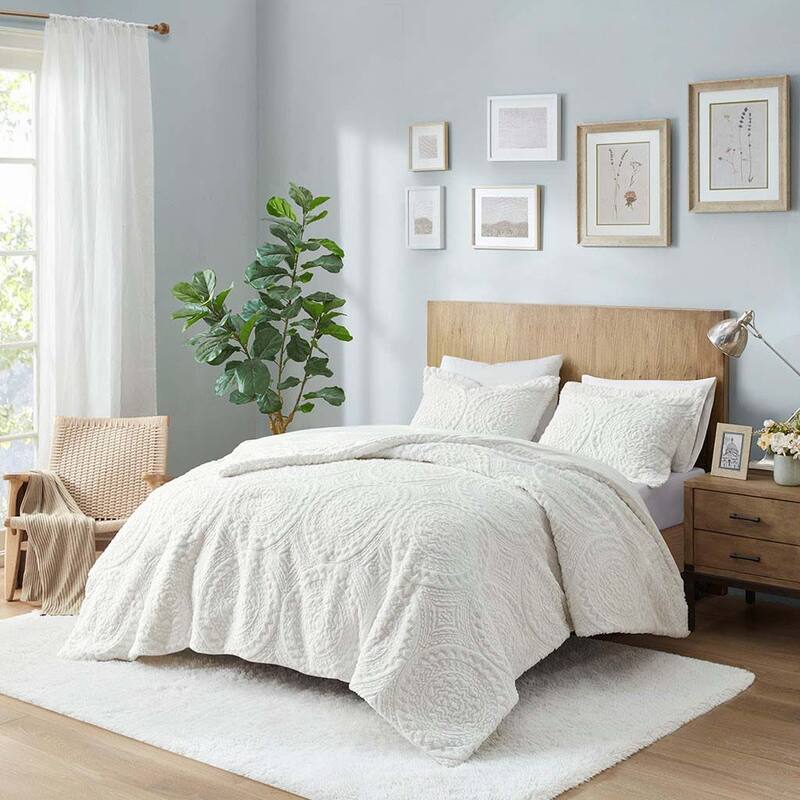 Embroidered Medallion Ultra Plush Comforter Mini Set