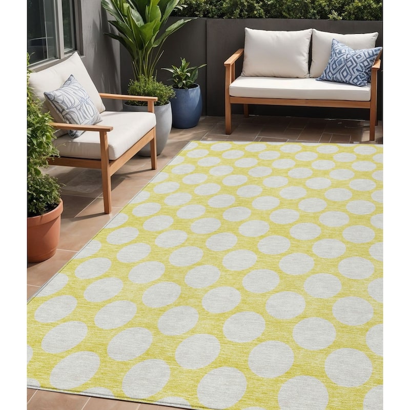HomeRoots Polka Dot Transitional Rectangle Outdoor Rug - 5' X 8'