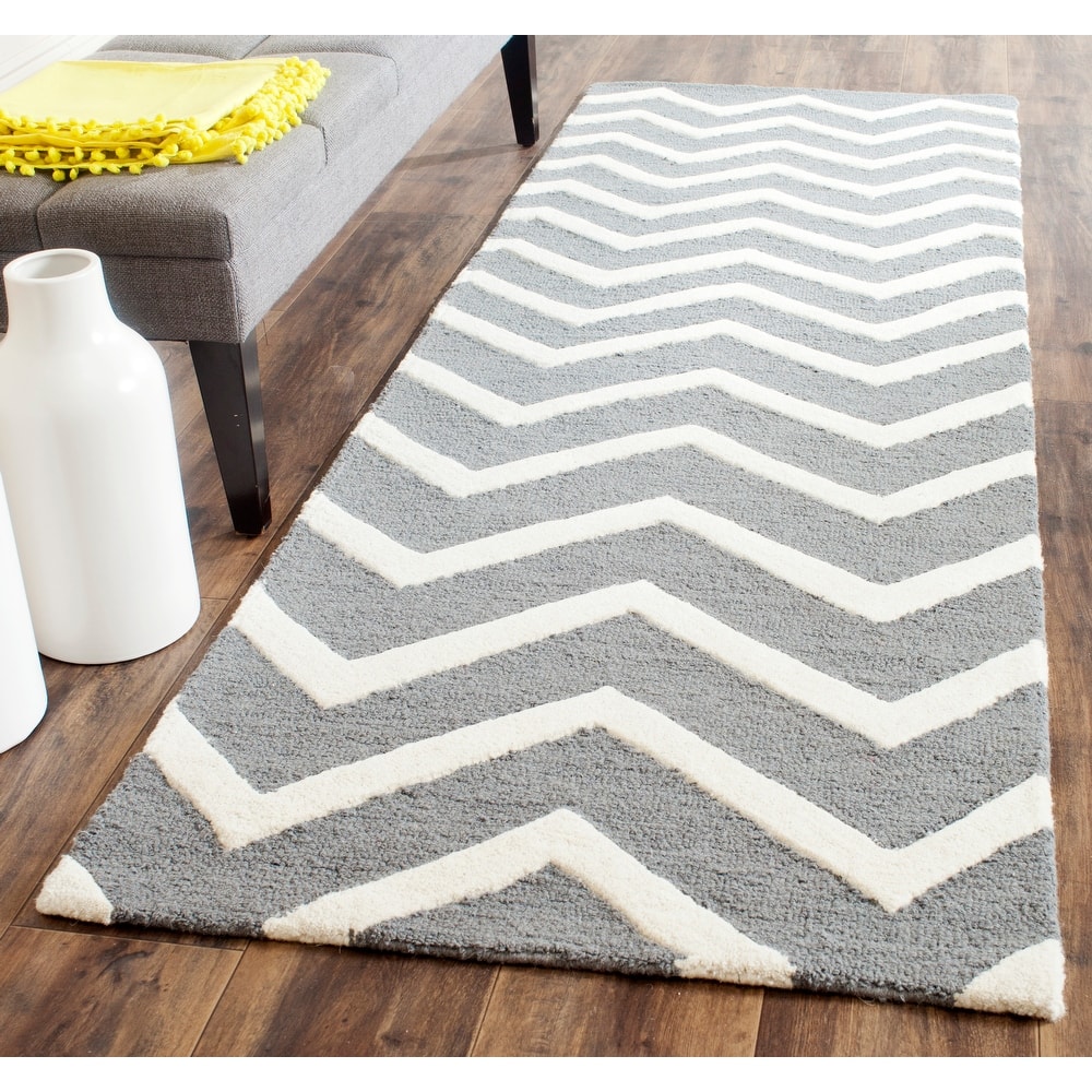 SAFAVIEH Handmade Cambridge Terttu Chevron Wool Rug