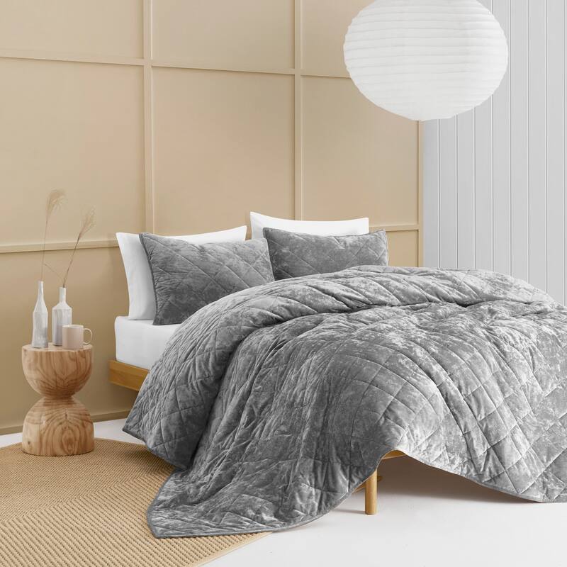 Wonderful Diamond Velvet 3 Piece Quilt Set