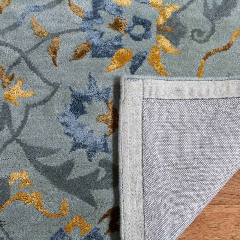 SAFAVIEH Handmade Bella Paule Modern Floral Wool Rug