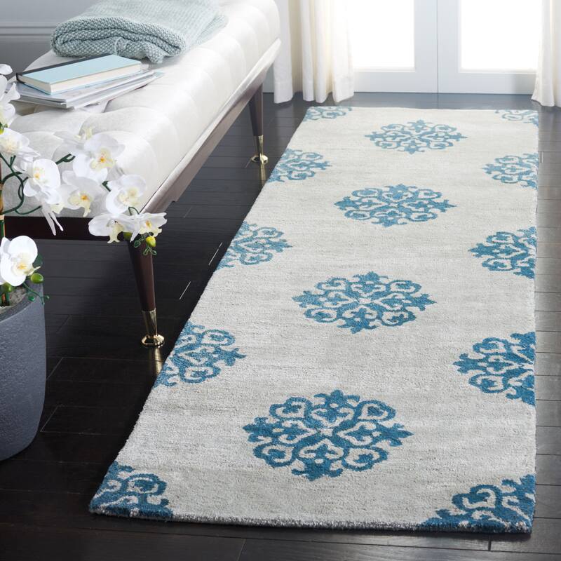 SAFAVIEH Handmade Soho Iliana Medallion N.Z. Wool Rug - 2'6" x 8' Runner - Silver