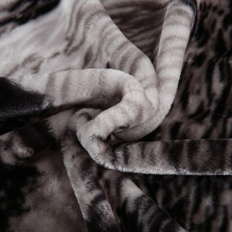 Reversible Mink Blanket Fluffy Fleece Blanket Different Pattern in Each Side