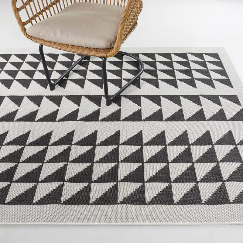 Bennett Transitional Geometric Indoor/Outdoor Area Rug - 7'10" x 10'