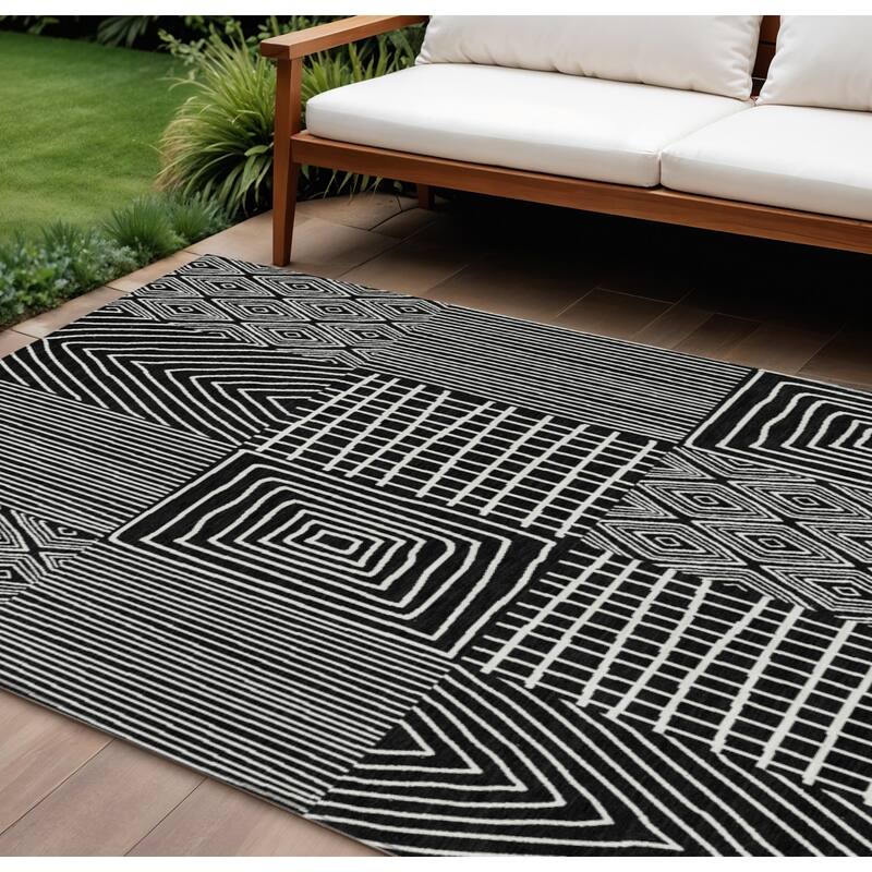 HomeRoots Geometric Transitional Rectangle Outdoor Rug - 9' X 12'