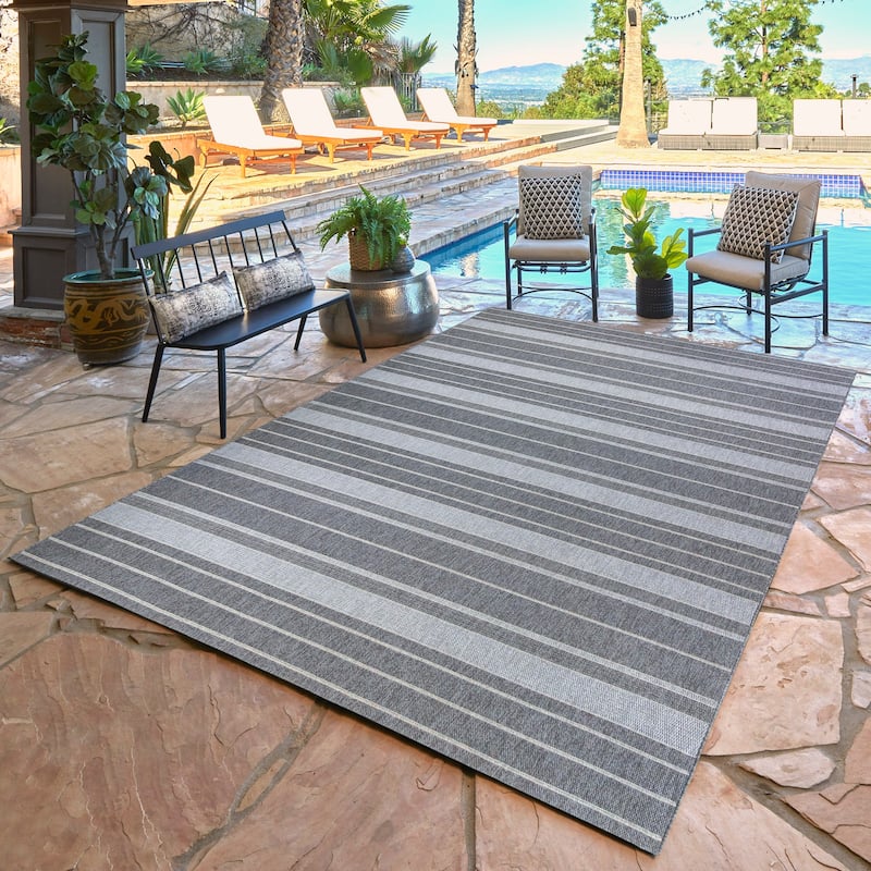 Studio Iker Silver Area Rug (5'3"x7'5") by BJ