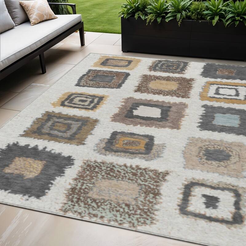 HomeRoots Geometric Transitional Rectangle Outdoor Rug - 5' X 8'