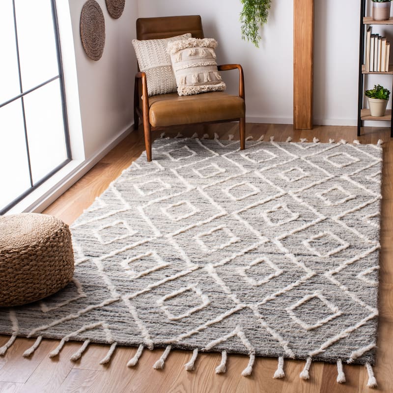 SAFAVIEH Handmade Casablanca Shag Desi Tribal Wool Rug - 4' x 6' - Grey/Ivory