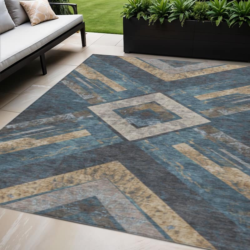 HomeRoots Geometric Transitional Rectangle Outdoor Rug - 5' X 8'