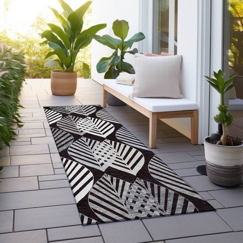 Machine Washable Indoor/ Outdoor Chantille Casual Palm Rug - Black - 2'3" x 7'6"