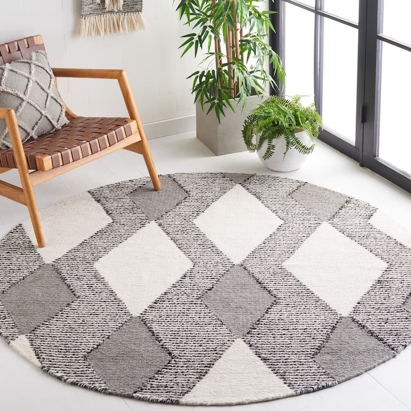 SAFAVIEH Handmade Natura Iridenta Diamond Boho Wool Rug - 6' Round - Ivory/Grey