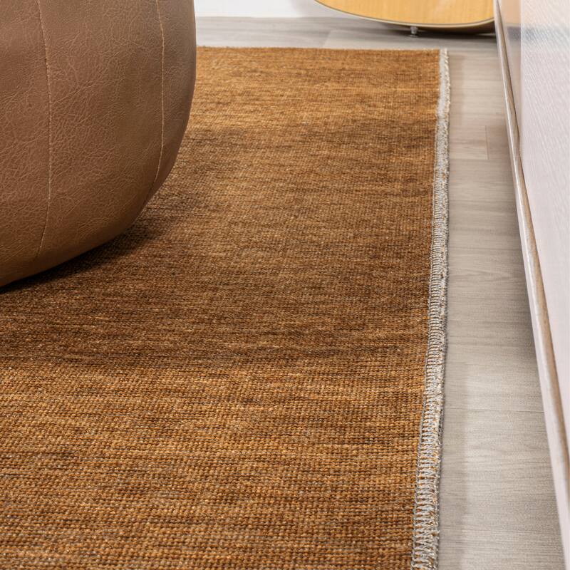 JONATHAN Y Adriel Solid Low-Pile Machine Washable Area Rug