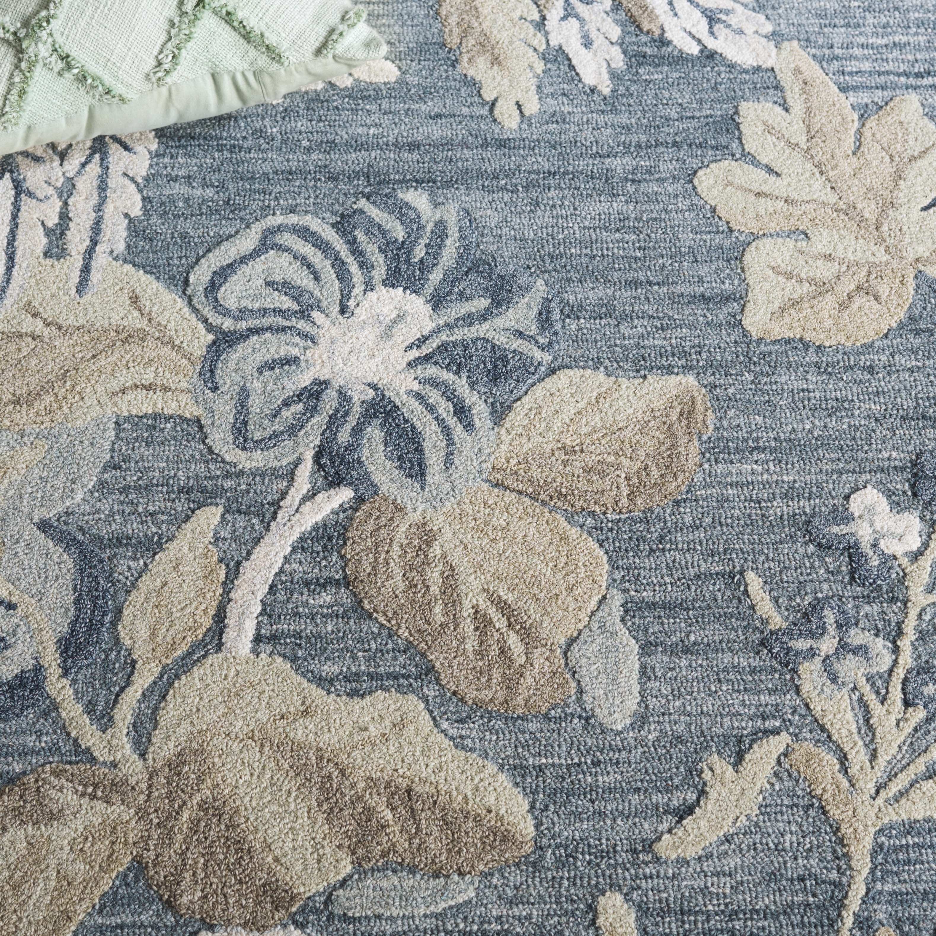 SAFAVIEH Handmade Jardin Novka Floral Wool Rug - On Sale