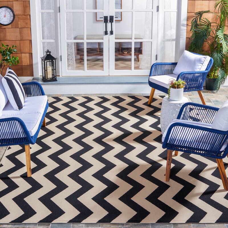 SAFAVIEH Courtyard Merlene Chevron Indoor/ Outdoor Waterproof Patio Backyard Rug