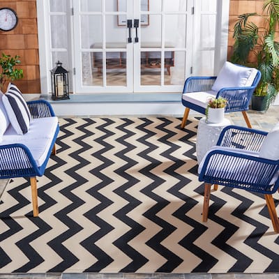 SAFAVIEH Courtyard Merlene Chevron Indoor/ Outdoor Waterproof Patio Backyard Rug