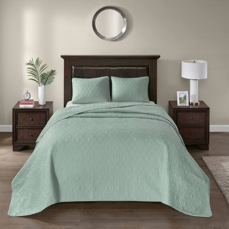 Madison Park Mansfield Reversible Oversized 3-piece Solid Texture Bedspread Quilt Set with Matching Shams