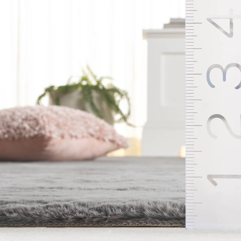SAFAVIEH Faux Sheep Miguela Hariklia 2.4-inch Thick Rug