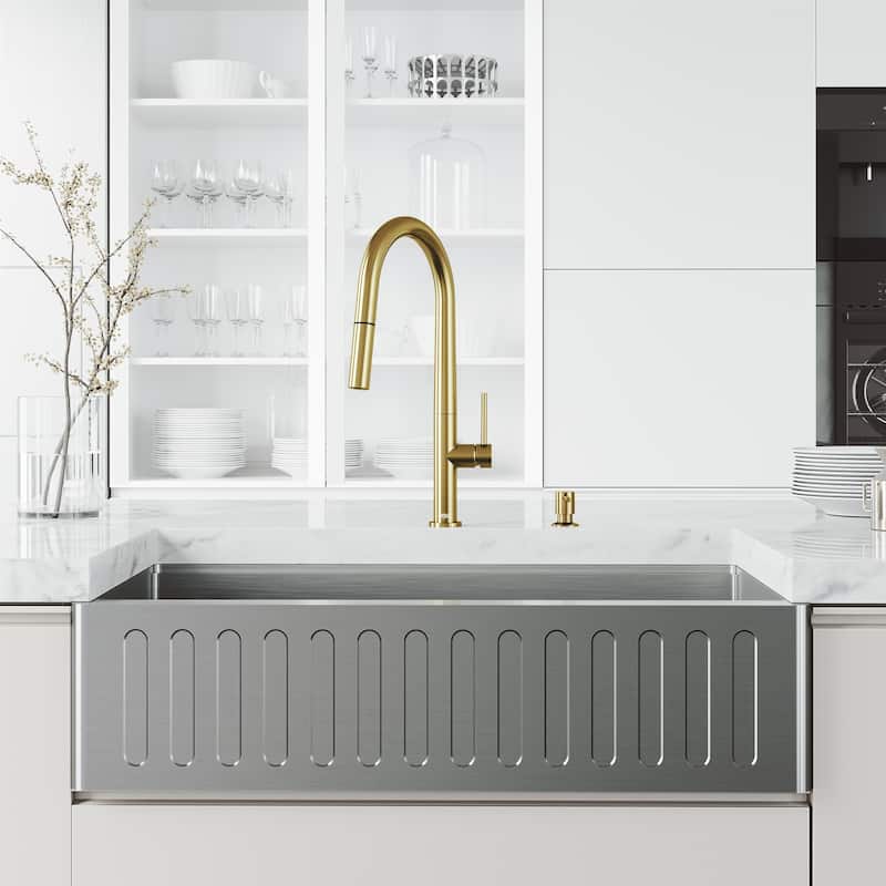 VIGO Greenwich 18" H Single Handle Pull-Down Sprayer Kitchen Faucet