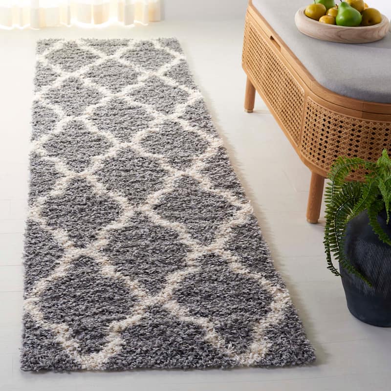 SAFAVIEH Dallas Shag Darina Trellis 1.5-inch Thick Rug - 2'3" x 18' Runner - Grey/Ivory