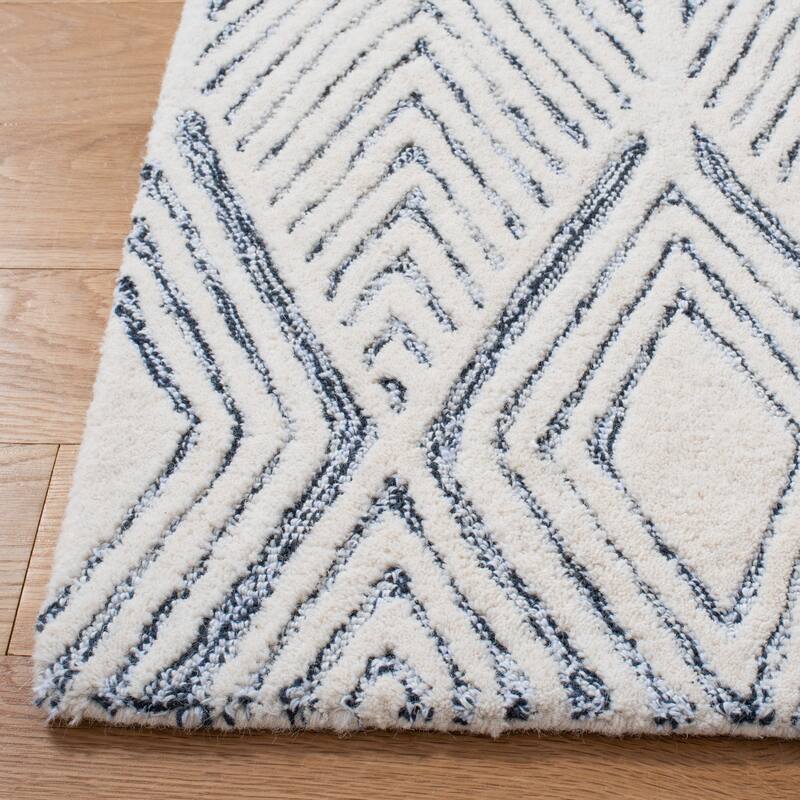 SAFAVIEH Handmade Abstract Mariken Diamond Wool Rug
