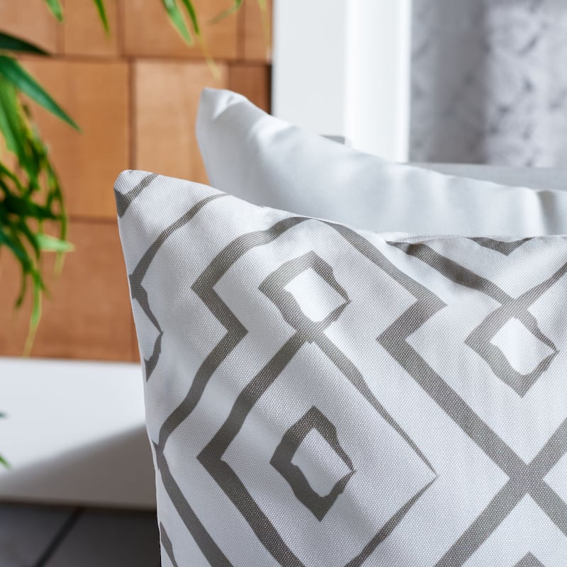 SAFAVIEH Siive Outdoor Pillow