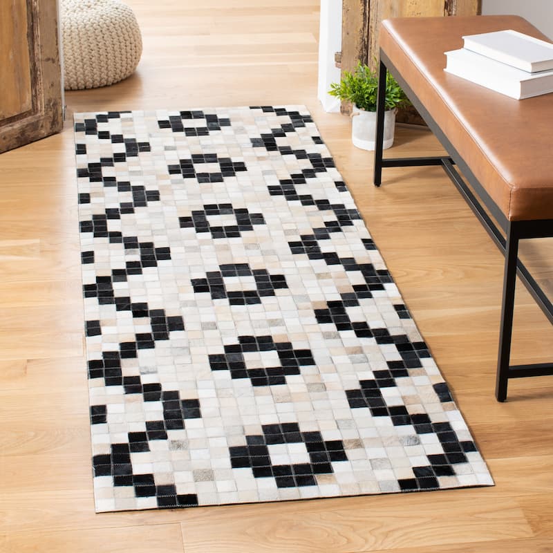 SAFAVIEH Handmade Studio Leather Tamica Natural Hide Leather Rug - 2'3" x 7' Runner - Ivory/Black
