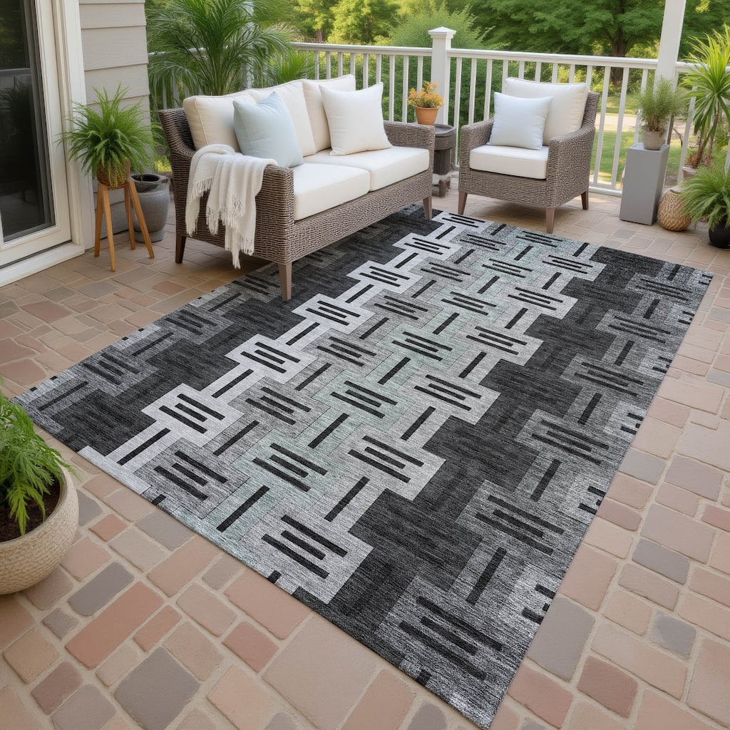 Machine Washable Indoor/ Outdoor Modern Wamego Chantille Rug