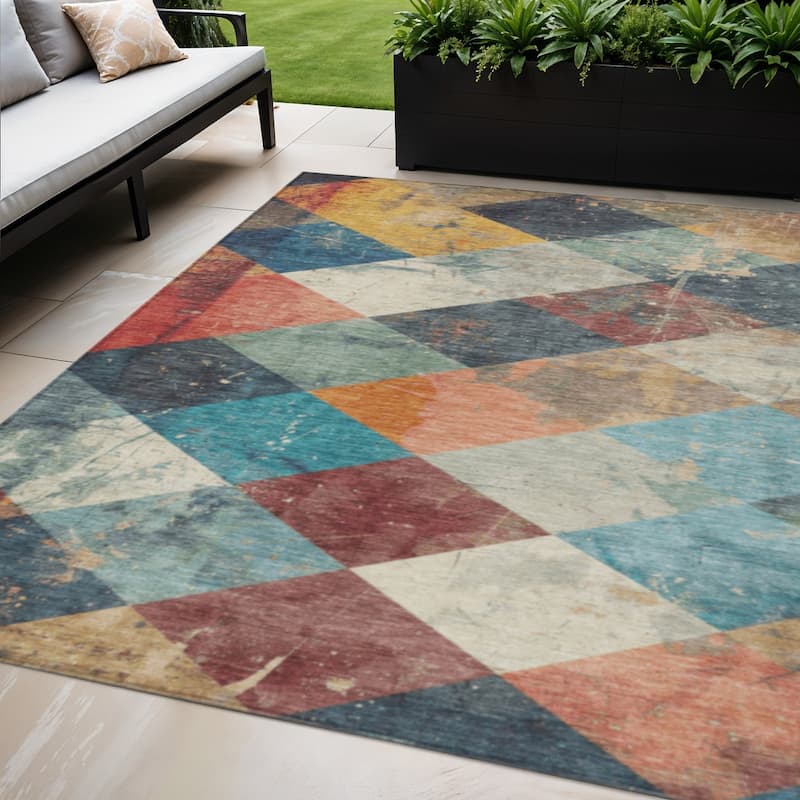 HomeRoots Geometric Transitional Rectangle Outdoor Rug - 5' X 8'