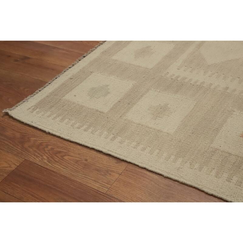 Hand Woven Southwestern Wool Beige Geometric Area Rug - 9' 10'' X 6' 7''