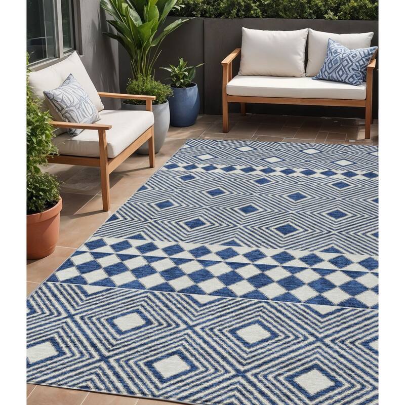 HomeRoots Geometric Transitional Rectangle Outdoor Rug - 5' X 8'