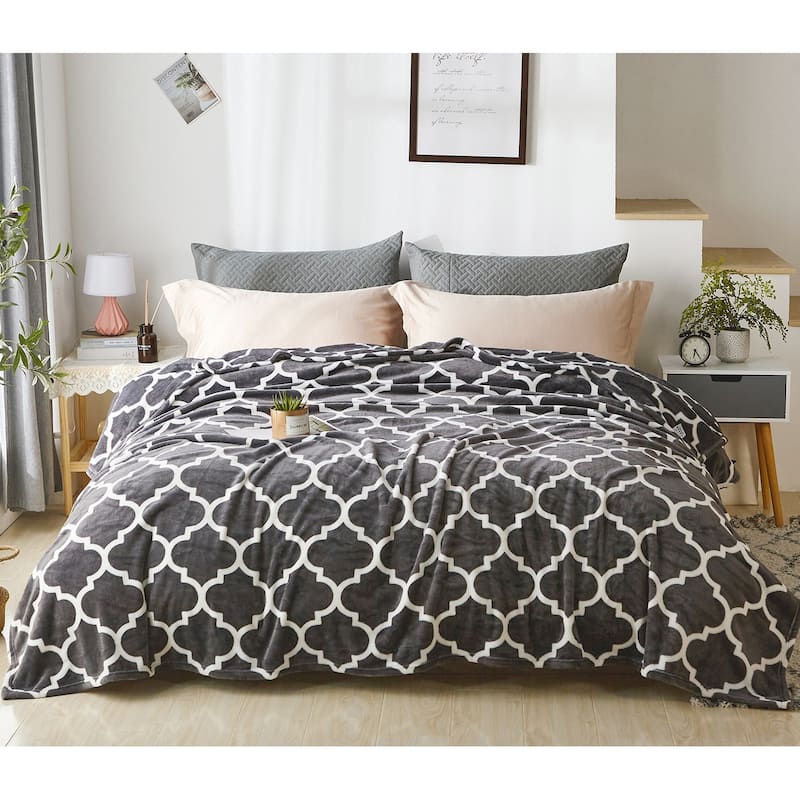 Luxuriously Velvety Plush Blanket Soft Lightweight Blanket - King - Gray Clover