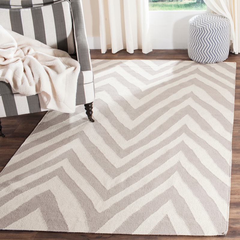 SAFAVIEH Hand-woven Moroccan Reversible Richelle Dhurrie Chevron Reversible Dhurrie Blue - 5' x 8' - Grey/Ivory - Runner/Rectangle