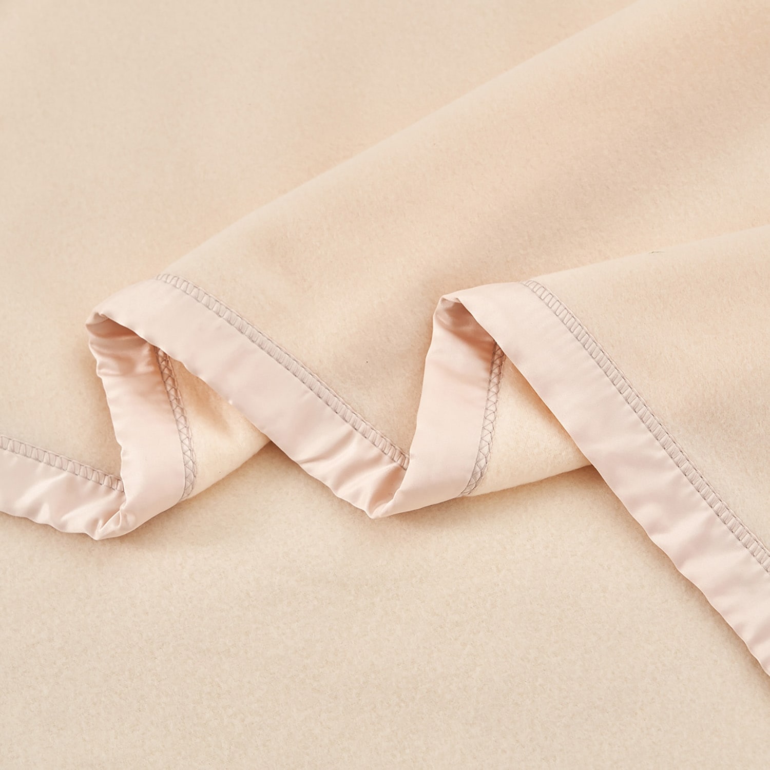 Cozy Summer Satin Fleece Blanket for Warmth & Comfort  -image